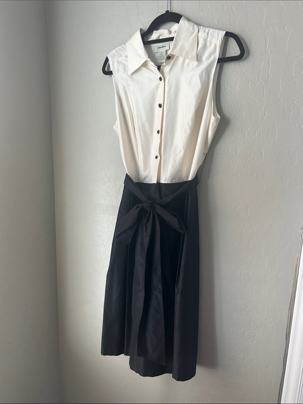 Neiman Marcus Sleeveless Two-Tone Silk Dress Cream and Black